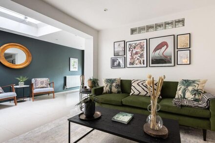 The Heart of Shepherds Bush - Modern 2BDR Apartment with Garden