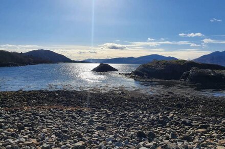 SEA OTTER COTTAGE, pet friendly, with open fire in Ballachulish