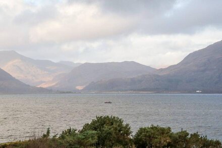 SEA OTTER COTTAGE, pet friendly, with open fire in Ballachulish