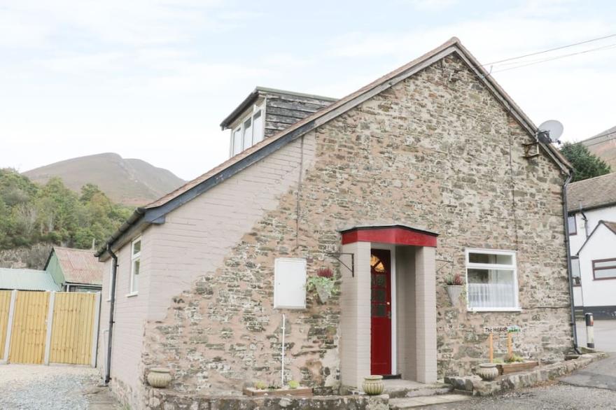 THE HAYLOFT, pet friendly, character holiday cottage in Stiperstones