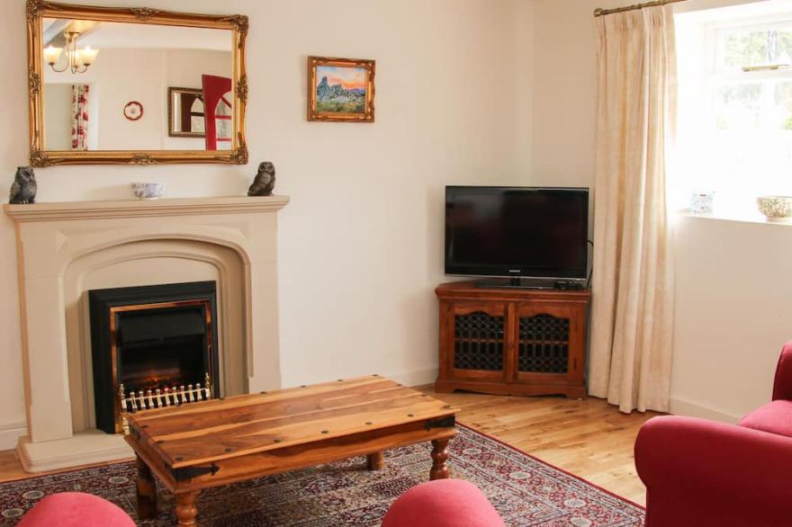 THE HAYLOFT, pet friendly, character holiday cottage in Stiperstones