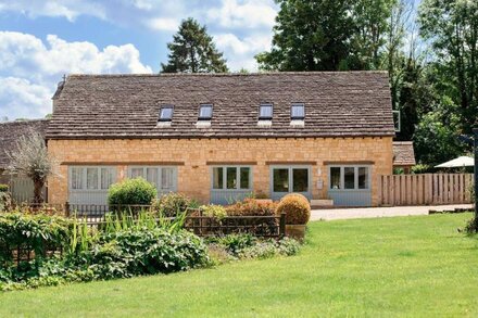 West Barn Cottage, Shipton Oliffe - sleeps 4 guests  in 2 bedrooms