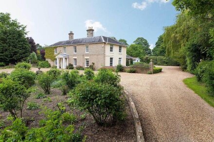 Secluded country house gem with heated swimming pool, tennis court & games room