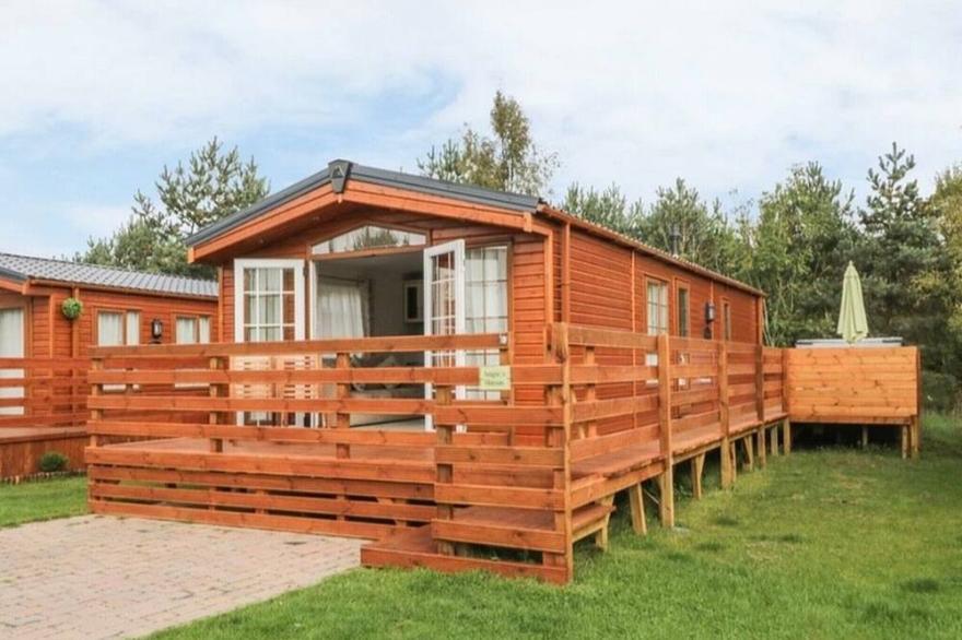 Angie's Haven - Two Bedroom Lodge - Hot Tub!
