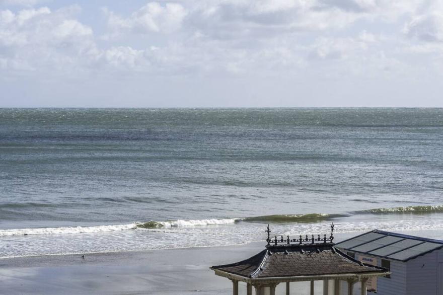 Shanklin Beach Sea Front 2 Bedroom Apartment. Excellent Rates And Good Reviews.