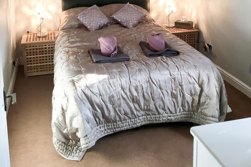 BUDGET ACCOMMODATION MINS FROM JUNCTION 30M1 FREE PARKING.  Chesterfield