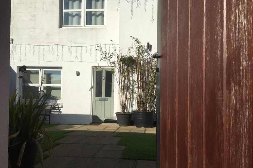 1BR Private Entrance, Enclosed Large Garden+Rear Patio, Hove Station + Park WiFi