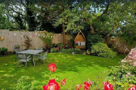 Vale View Cottages - The Coach House, Log Burner,  Garden, Great Location, Pets