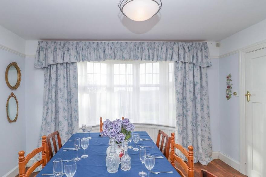 CULVERFIELD, pet friendly, character holiday cottage in Tytherleigh