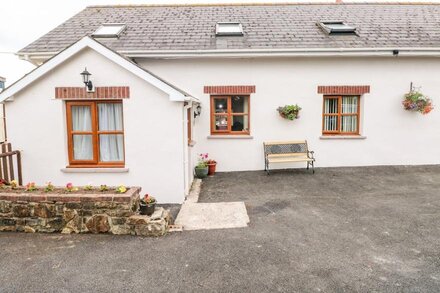 STABLE COTTAGE, family friendly, with a garden in Haverfordwest