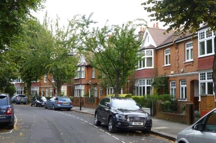 Practical independent 1 bed apartment in leafy street of Hammersmith