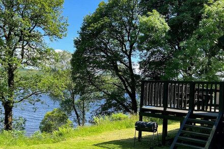 Charming loch side log cabin with hot tub & stunning views across loch