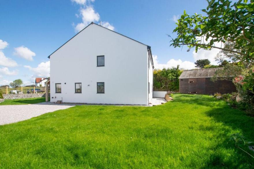 Bryn Y Mor - Four Bedroom House, Sleeps 8
