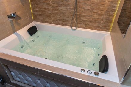 Optimal Apartments - Superior Jet Hot Tub Suite