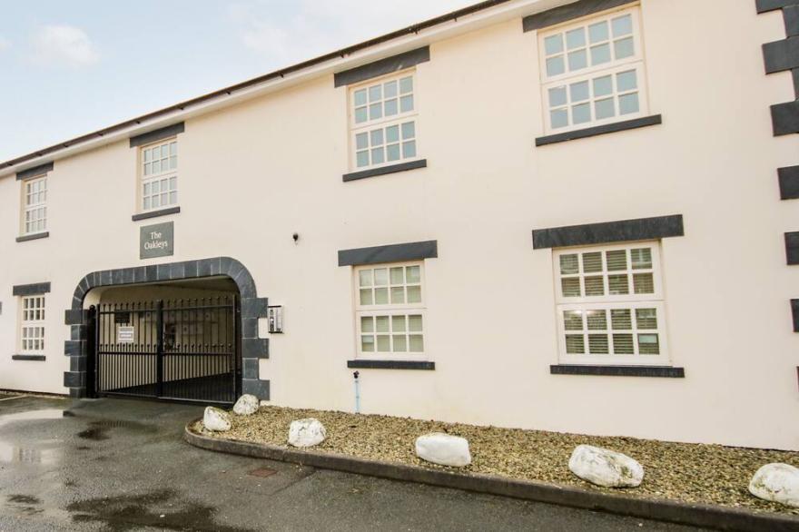 9 THE OAKLEYS, Pet Friendly, Character Holiday Cottage In Porthmadog