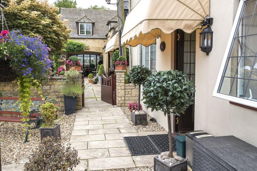 MAGNOLIA APARTMENT, character holiday cottage in Bourton-On-The-Water