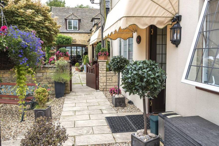 MAPLE APARTMENT, Romantic, With A Garden In Bourton-On-The-Water
