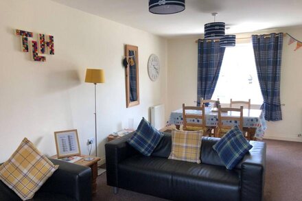 LIGHTHOUSE APARTMENT, pet friendly, with pool in Primrose Valley