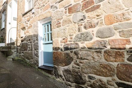 MOLE COTTAGE, pet friendly, character holiday cottage in Mousehole