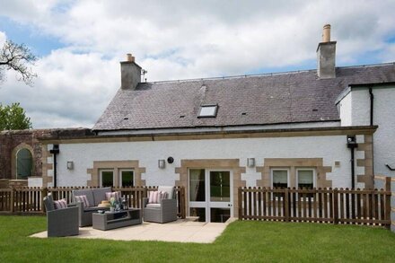 DRYBURGH STIRLING ONE - sleeps 4 in 2 bedrooms near St Boswells