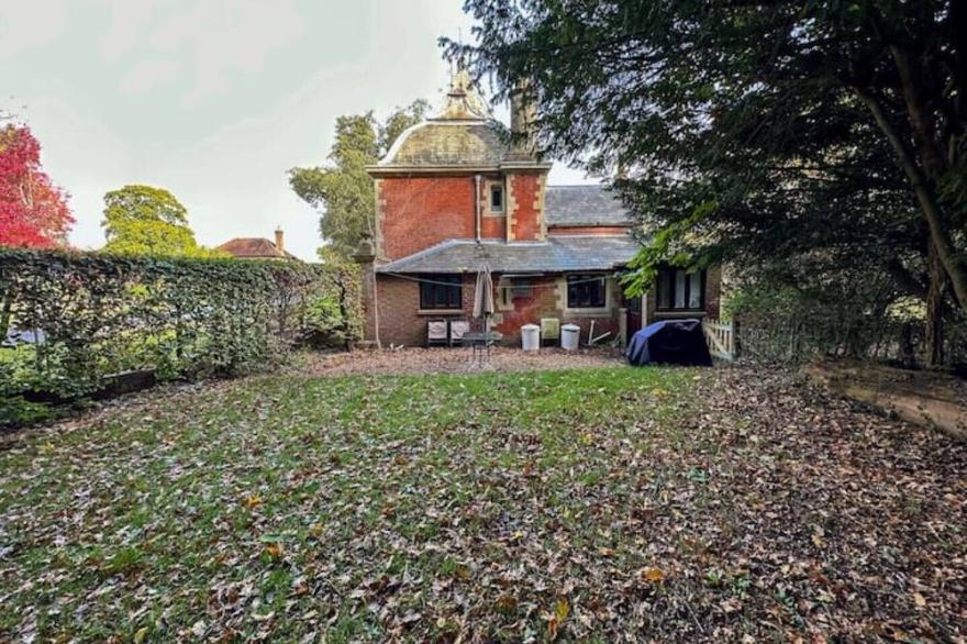Historic 2 Bed Gatehouse In Private Parkland
