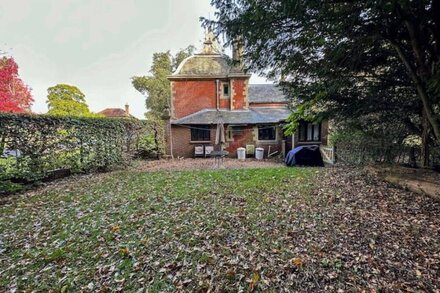 Historic 2 bed gatehouse in private parkland