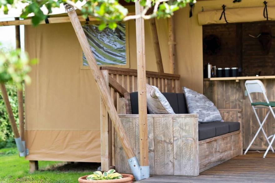 Beautiful Countryside Glamping To Sleep Four With Hot Tub, And Fire Pit.