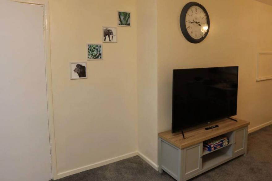 Phoenix House - Lovely And Cosy 2-Bedroom House With Free Parking