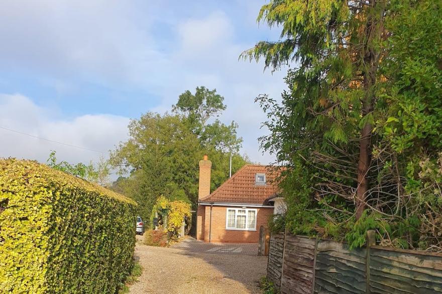 Perfect Cottage Retreat In Lincolnshire Village !