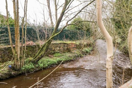 BLUEBELL COTTAGE, family friendly, with a garden in New Mills