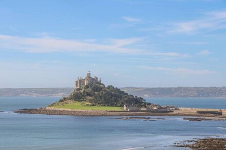 DRIFTWOOD, romantic, character holiday cottage in Marazion