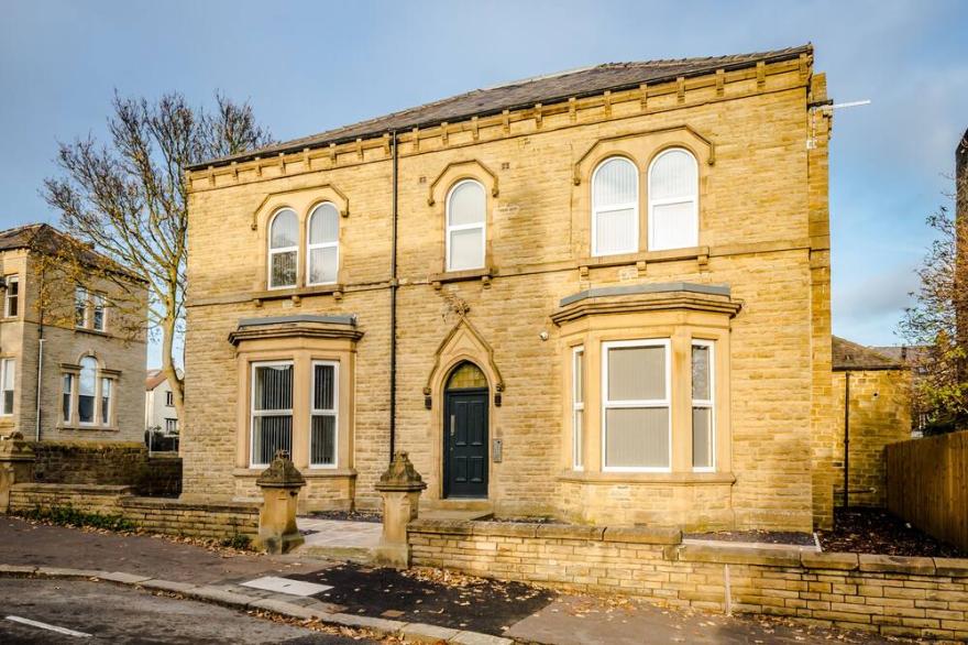 Exquisite Serviced Studio with private parking