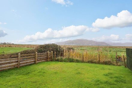 48 GLAN Y MOR, pet friendly, country holiday cottage in Fairbourne