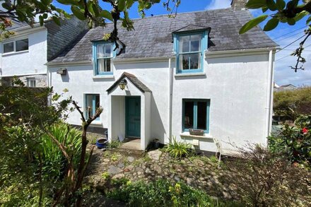 29 ST. PETERS HILL, pet friendly, character holiday cottage in Newlyn