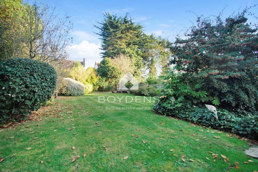 Set in the prestigious Second Avenue offering great access to the beautiful beach and greensward