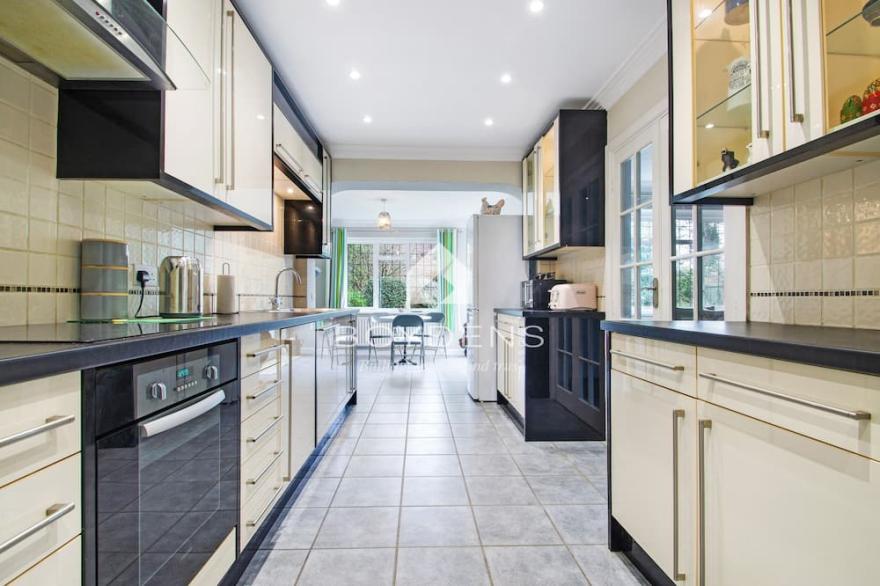 Set in the prestigious Second Avenue offering great access to the beautiful beach and greensward