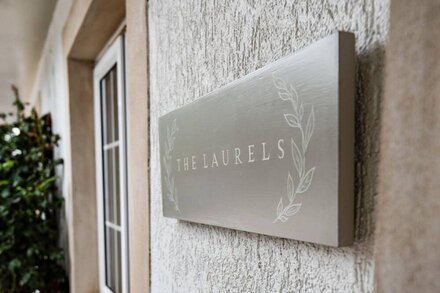 THE LAURELS, Jedburgh - sleeps 2+2 in 2 bedrooms