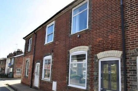 Cosy 2 bedroom Victorian townhouse in the town Centre