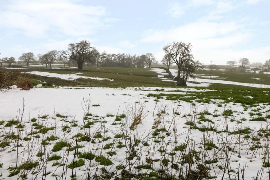 CHURCH FARM ANNEX, pet friendly, with a garden in Ripon