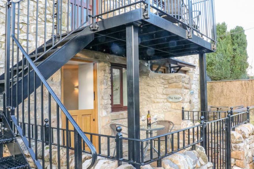 THE NEST, romantic, character holiday cottage in Buxton