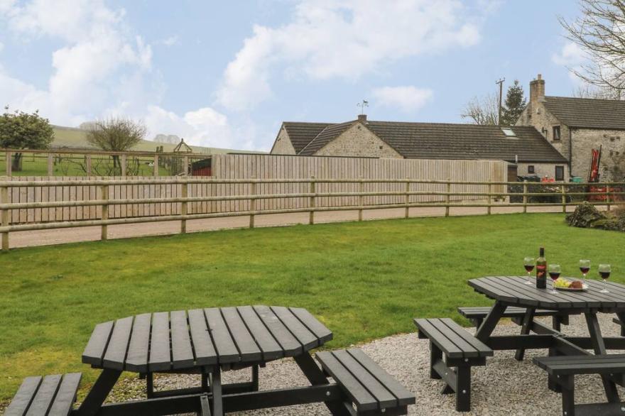 WOODLANDS, Family Friendly, Character Holiday Cottage In Buxton