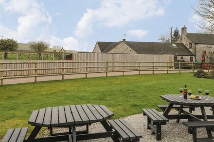 WOODLANDS, family friendly, character holiday cottage in Buxton