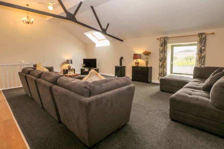 MEADOW VIEW, family friendly, character holiday cottage in Buxton