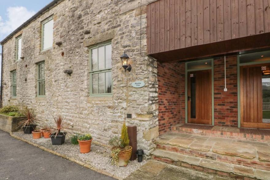MEADOW VIEW, Family Friendly, Character Holiday Cottage In Buxton