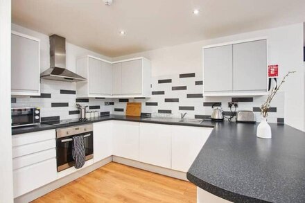 Stunning City Centre 3 Bed, 3 Bath - Sleeps 8!