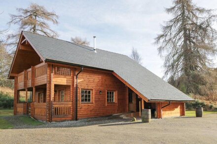 ALLT LODGE, pet friendly, with open fire in Drumnadrochit, Loch Ness