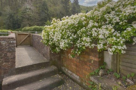 WOODEDGE, pet friendly, character holiday cottage in Porlock