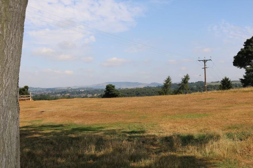 ROACHES VIEW, pet friendly, with a garden in Cheddleton