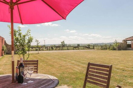 COW BYRE, family friendly, luxury holiday cottage in Malton