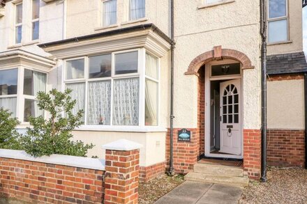 SEA BREEZE, pet friendly, character holiday cottage in Hunstanton